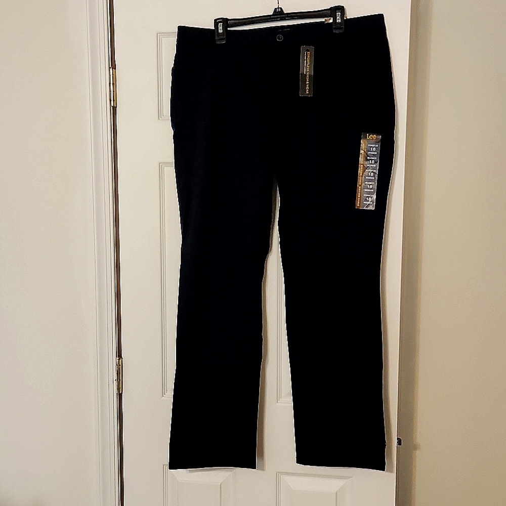LEE EFFORTLESS BLUE, WASH & WEAR WOMENS TROUSERS SIZE 18 M STRAIGH LEG. NEW